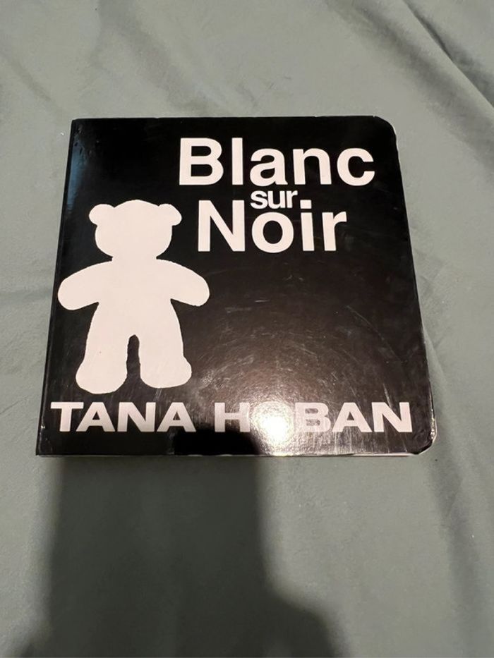 Livre blanc sur noir - photo numéro 3