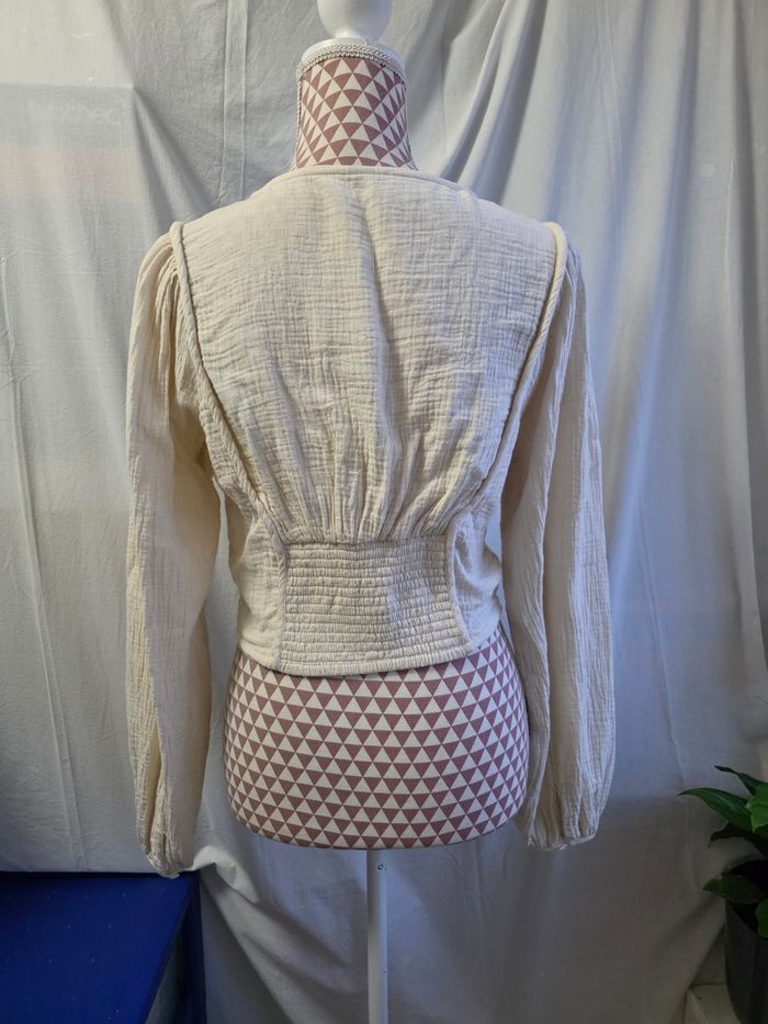 Blouse, crème, neuve, en coton, largeur d'épaule 35cm, largeur sous bras 45cm, longueur 41cm, marque Kiabi =10€ - photo numéro 3