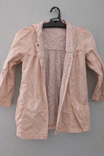 Coupe-vent à capuche rose pâle