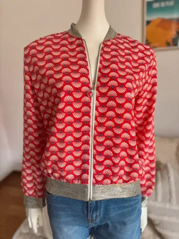 Veste légère argentée et motifs TM