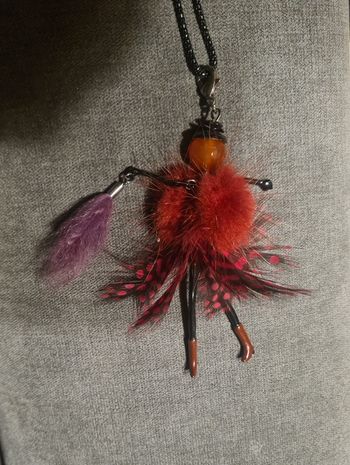 Collier . Sautoir. Poupée.  Bordeaux. 60 cm.
