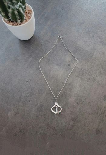 Collier fin argenté avec pendentif à strass