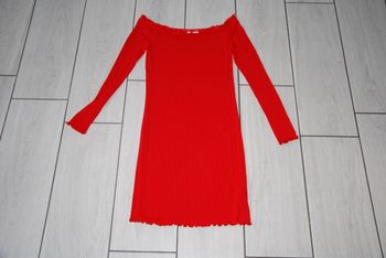 robe rouge ajustée épaules dégagées H&M M noël