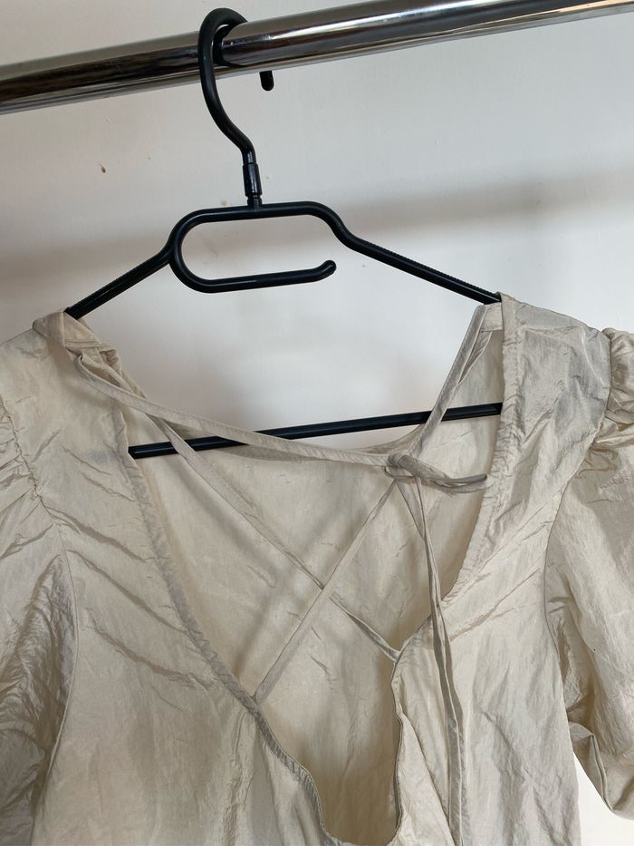 Robe couleur or, fermé avec un laçage - photo numéro 2