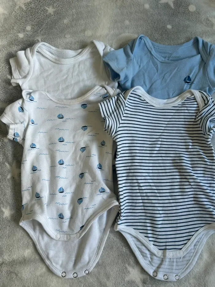 Lot 4 bodies manches courtes