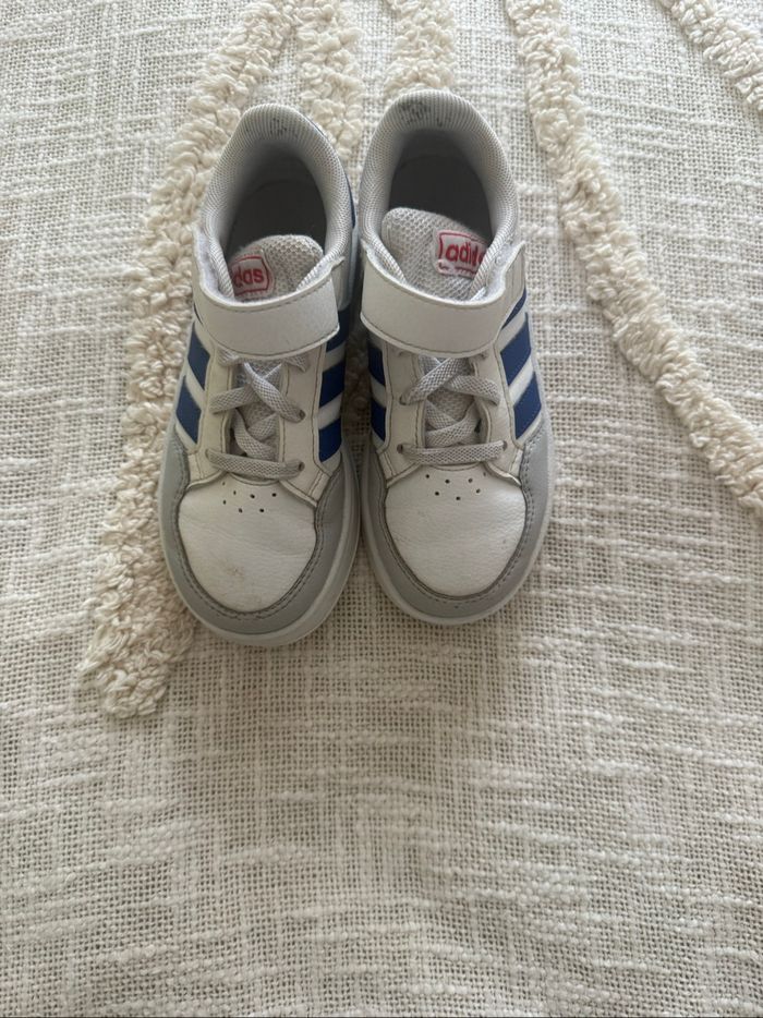 Baskets Adidas pointure 28 blanches/bleu