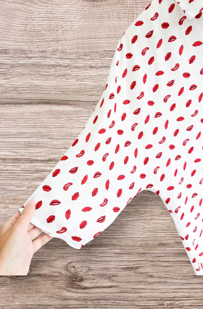 Chemise manches 3/4 blanc à motifs lèvres rouge Jennyfer taille 36 S - photo numéro 2