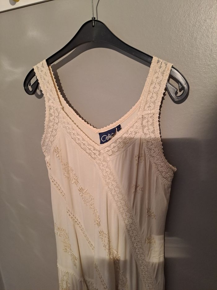 Robe beige lacée dans le dos - Marque Coline  - Taille 40 - Bon état. - photo numéro 2