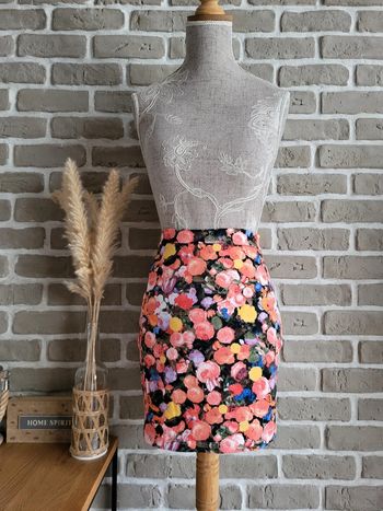 Mini-jupe fleurie neuve avec étiquette ClockHouse