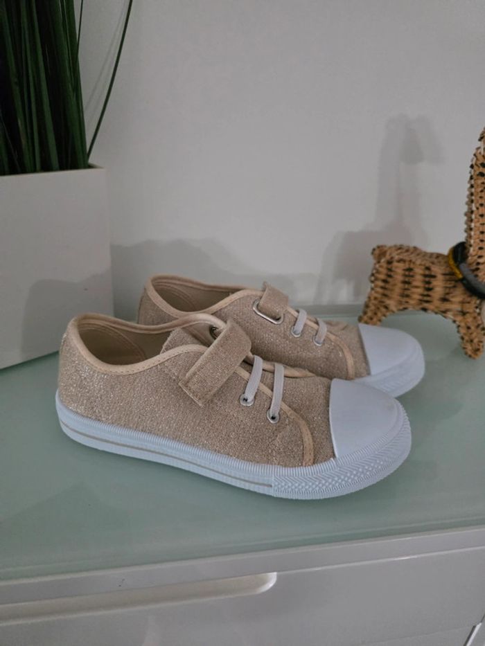 Chaussures plates type baskets