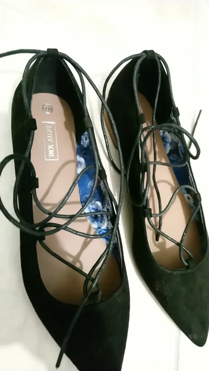 Petites chaussures à lacets noirs - photo numéro 3