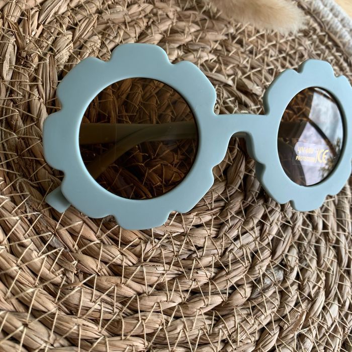 Jolies paire de lunettes de soleil enfant - photo numéro 2