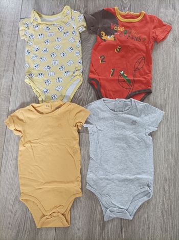 Lot bodies 18 mois