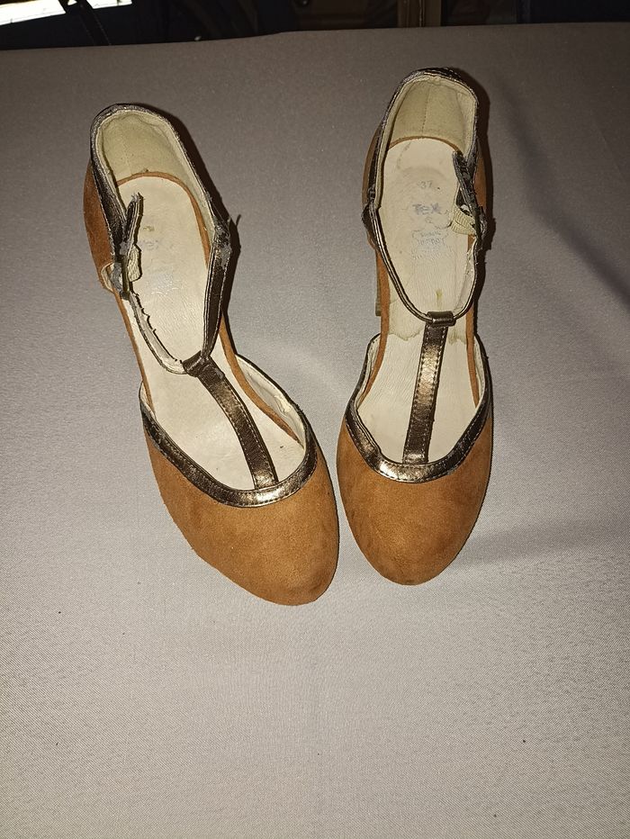 Glamour Rétro : Chaussures T-Bar Marron & Or - Parfaites pour Danser !