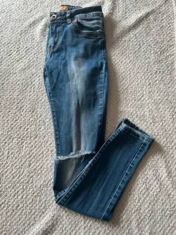 Très beau jean’ trouer au genou pour femme