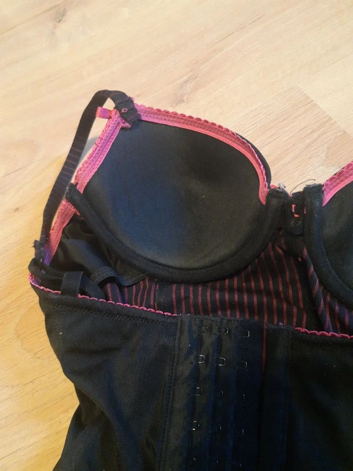 Porte jarretelle noir et fushia - photo numéro 6