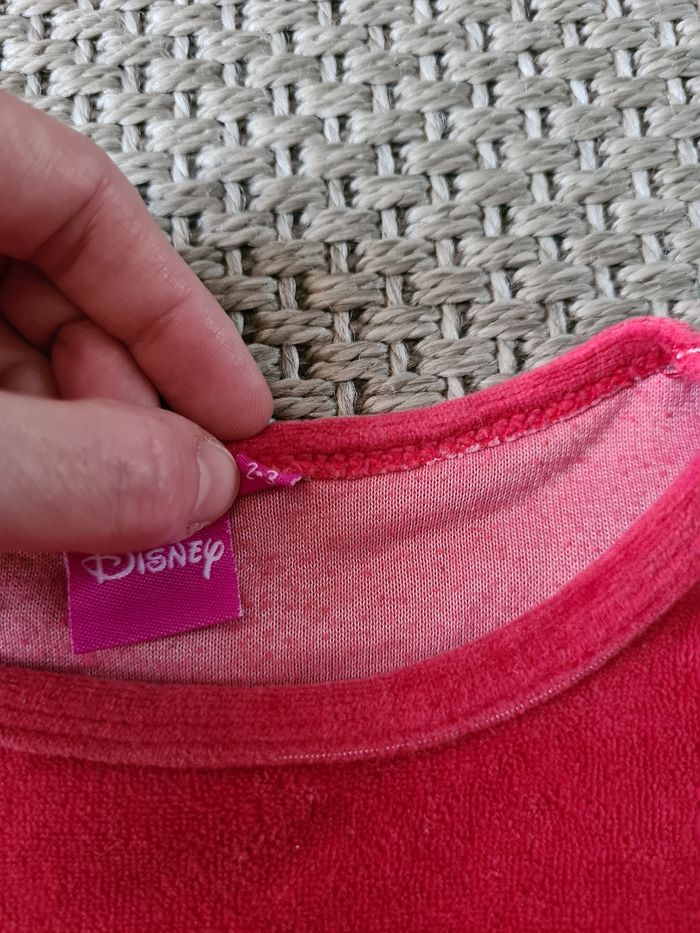 Chemise de nuit chaude ou robe polaire motif "minnie" en bon état. Tissu usé par le temps.
Marque Disney - taille 2/3 ans - photo numéro 10