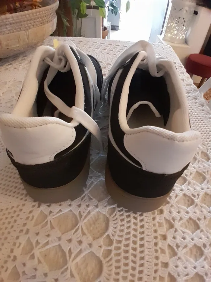 Baskets femme noires et blanches, pointure 40 - photo numéro 2