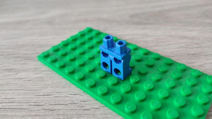 Hanches et jambes avec ceinture azur 6099477 pièce détachée Lego #C06 - photo numéro 2