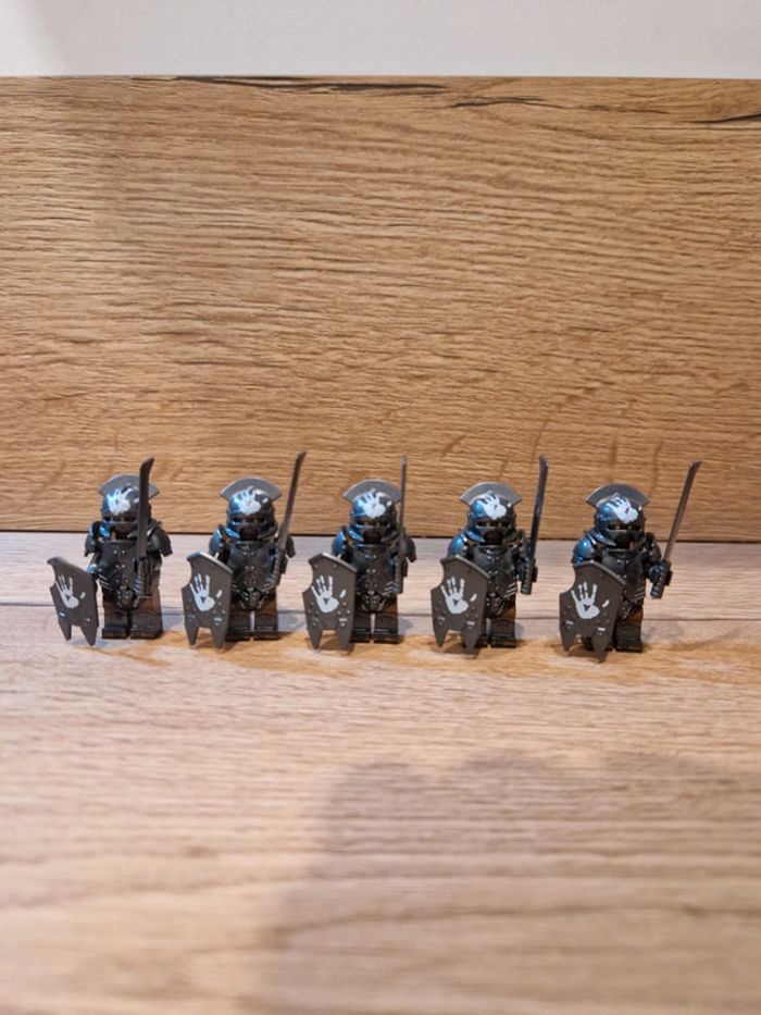 Figurines type lego 5 guerriers orcs seigneur des anneaux