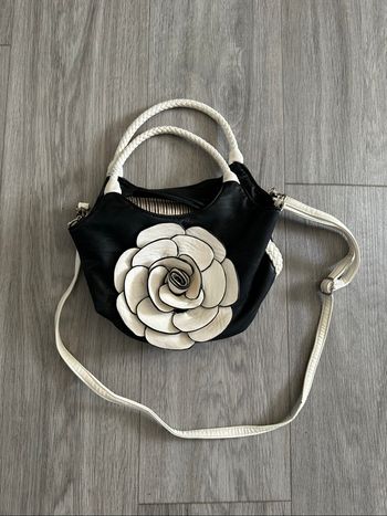 Sac à main fleur en relief noir et blanc