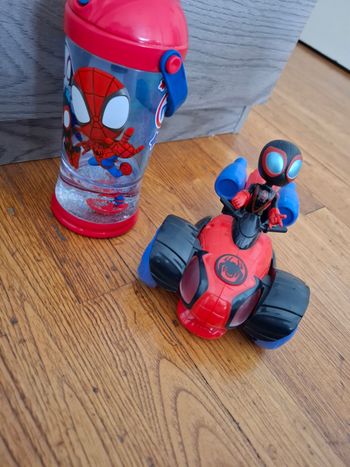 Jouet et gourde spidey
