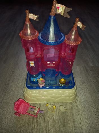 château lumineux hello kitty avec personnages