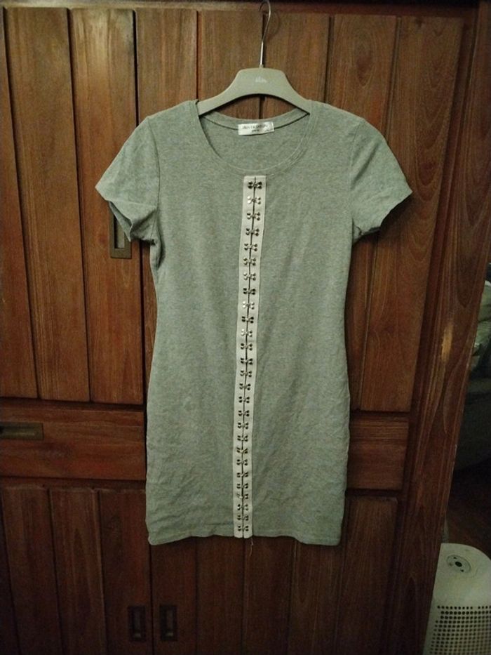Robe grise cintrée