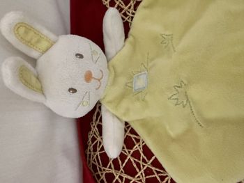 Doudou plat lapin jaune blanc VETIR