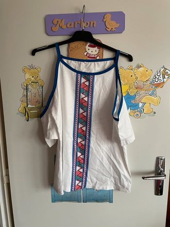 Blouse à épaules découvertes blanche à motifs, taille S.