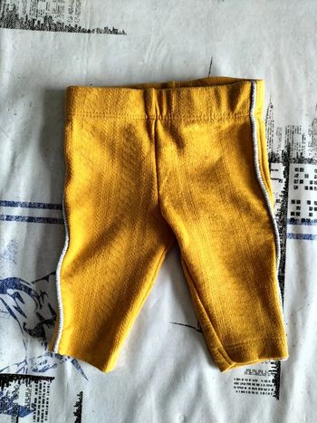 Pantalon moutarde et liseré argent