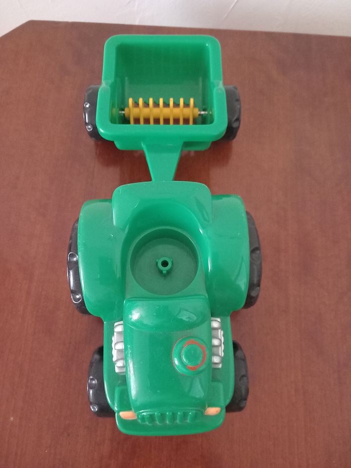 Jouet tracteur vert - photo numéro 2