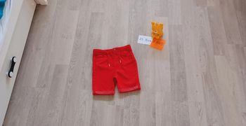 Short/bermuda rouge garçon, taille 23 mois (2 ans), marque Orchestra, en très bon état.