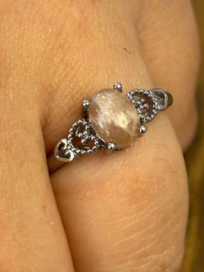 Bague réglable en laiton et en pierre de soleil – Joie & Rayonnement