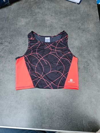 Haut de sport court Decathlon taille 7/8 ans