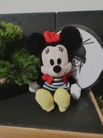 petite peluche doudou Minnie disney rouge robe rayé jaune noir blanc Gilet 1811