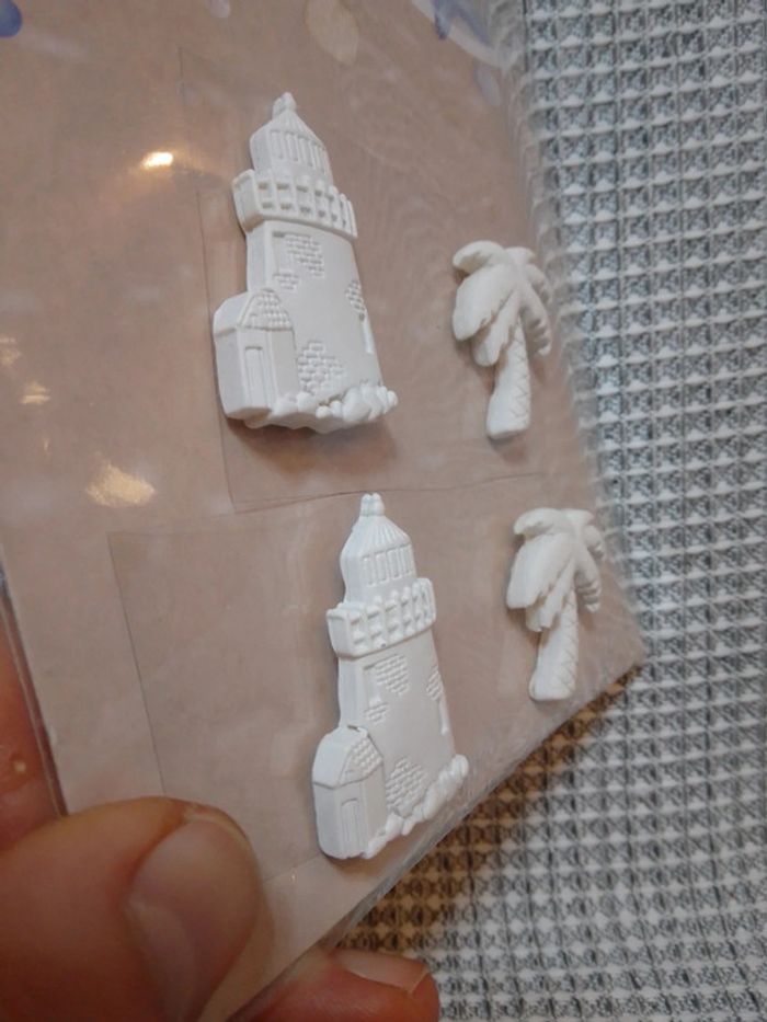 Lot de 4 figurines en résine blanche (2) - photo numéro 4