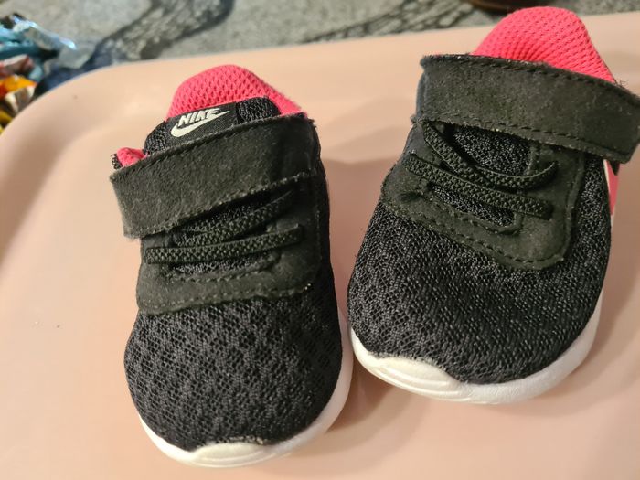 Basket. Bébé. Nike. Neuve. Noir, rose. Taille 17 - photo numéro 3