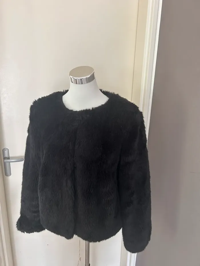 Sezane veste, manteau, fausse fourrure noire,Lilo femme, taille 40 - photo numéro 2