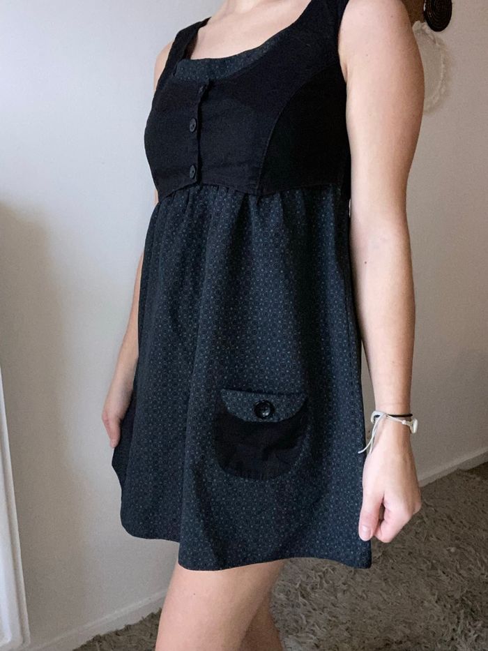 Magnifique robe noir avec poche cache cache taille s - photo numéro 2