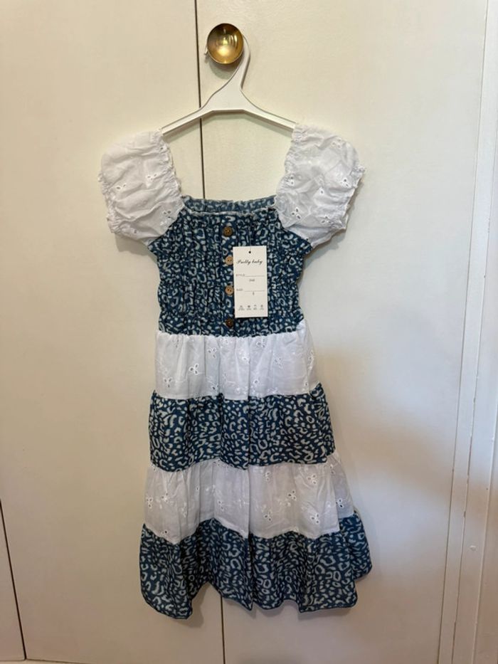 Robe blanche et bleue