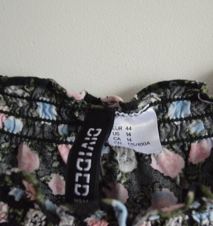 Haut fleuri H&M noir manches courtes col smocké taille 44 - photo numéro 2