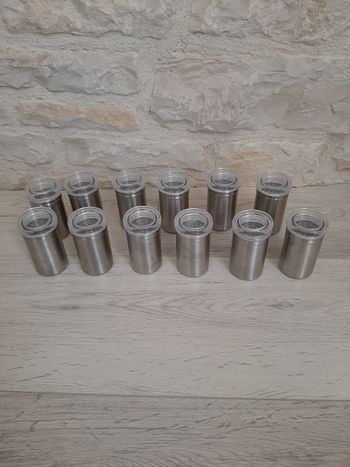 Lot de 12 pots à épices gris en très bon etat