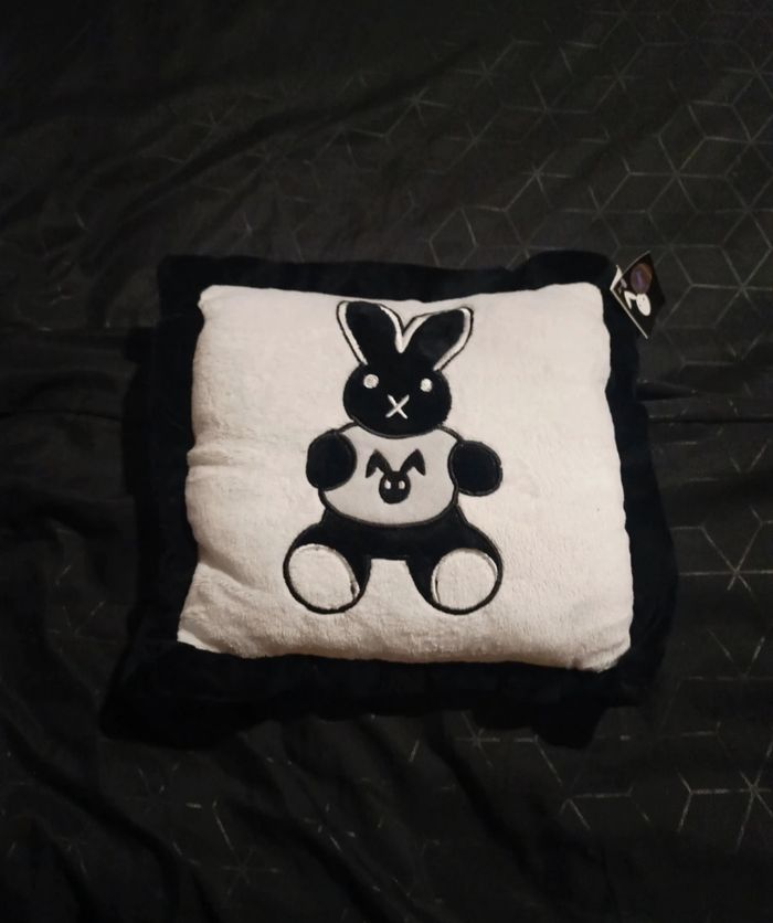 Coussin avec logo type playboys