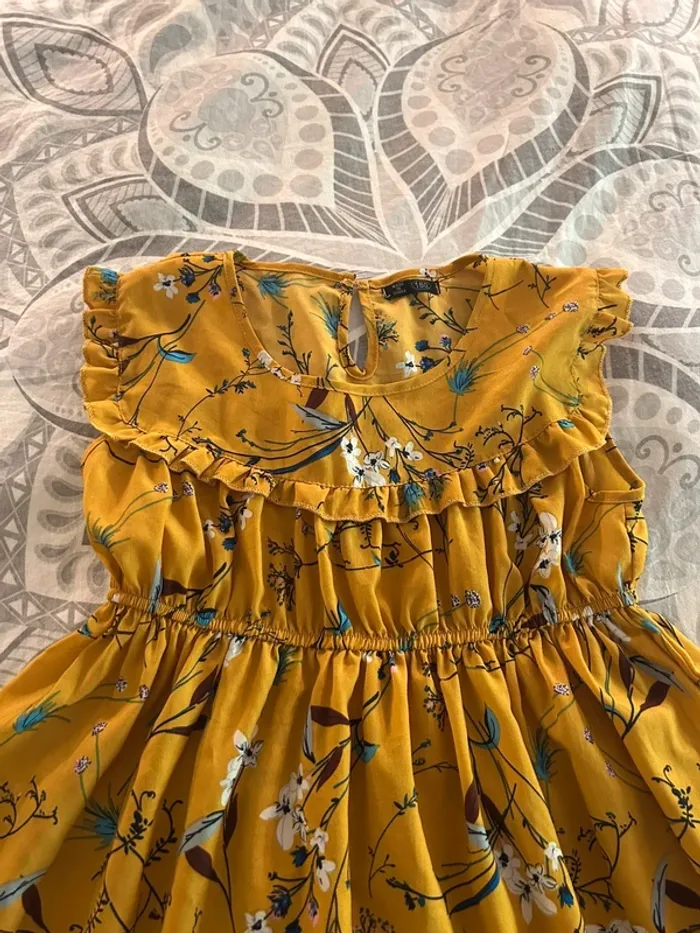 Robe fille de couleur jaune moutarde avec motifs fleuris - photo numéro 2