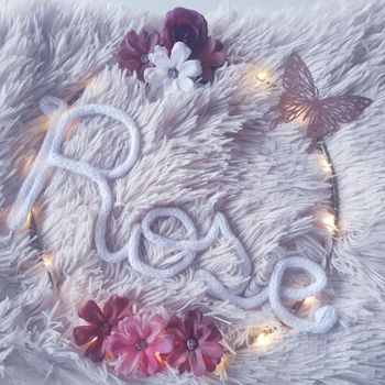 Décoration murale couronne fleur prénom personnalisé tricotin fait main guirlande lumineuse chambre bébé