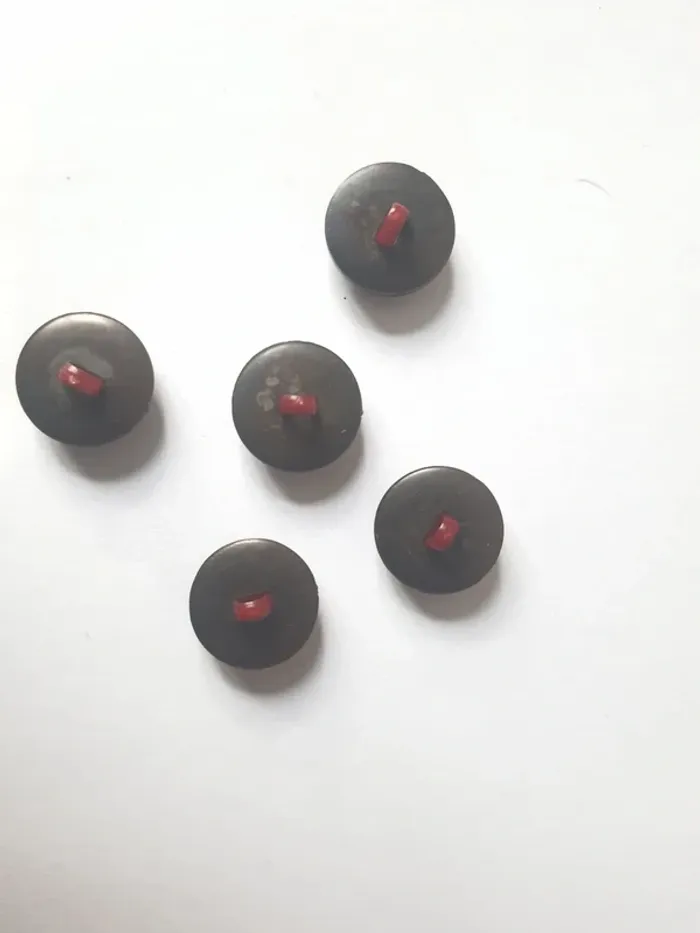 5 boutons - photo numéro 2