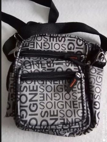 Pochette grise avec bandoulière gris et noir