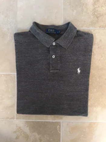 Polo Ralph Lauren homme L marron chiné logo blanc excellent état sauf trou Manche