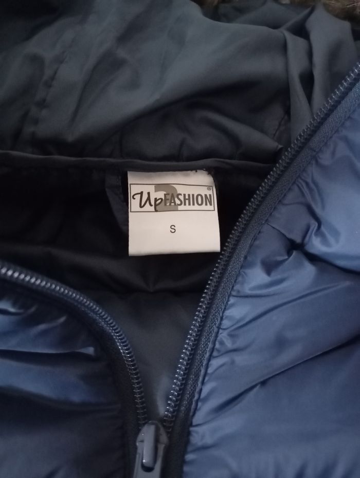 Blouson doudoune.Taille S. Capuche et fausse fourrure .2 poches . Polyamide polyester. Bleu foncé ,marine ..Up Fashion.Etat neuf - photo numéro 9